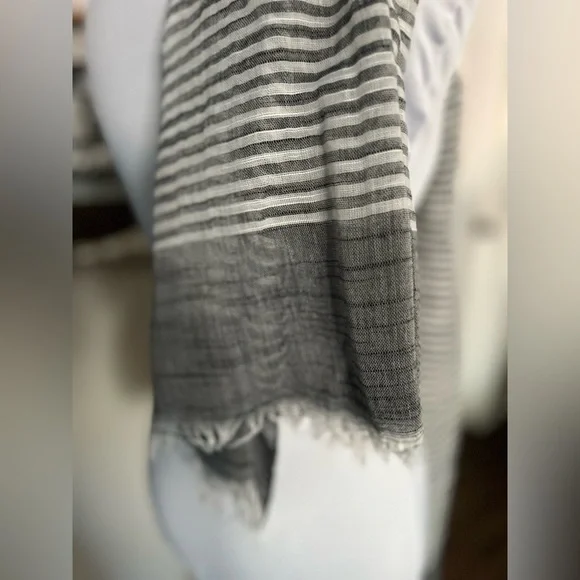 Stripped Scarf Grey and White Large Light Weight - Picture 4 of 5